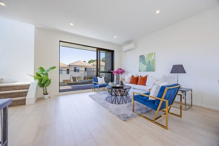 Photo of property in 17a John Jennings Drive, Oteha, Auckland, 0632