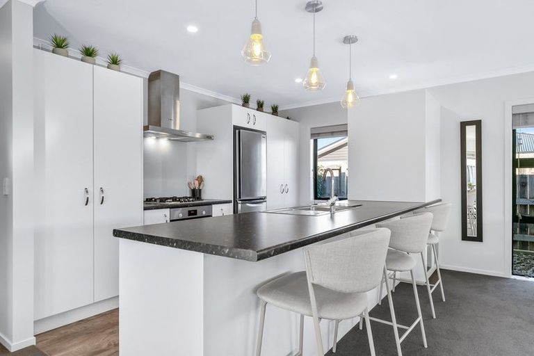 Photo of property in 8 Ash Close, Levin, 5510