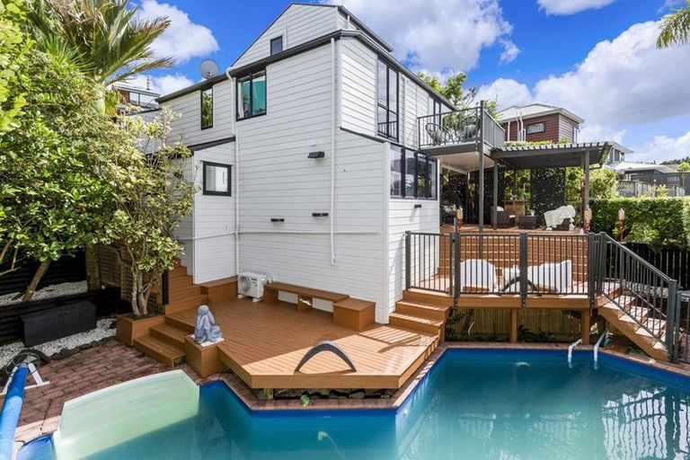 Photo of property in 2/20 Kiteroa Terrace, Rothesay Bay, Auckland, 0630