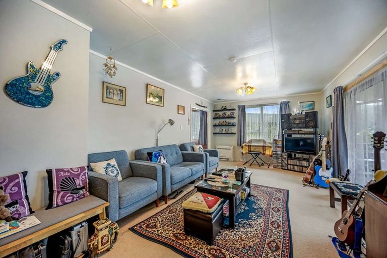 Photo of property in 28 Tiroiti Grove, Stokes Valley, Lower Hutt, 5019
