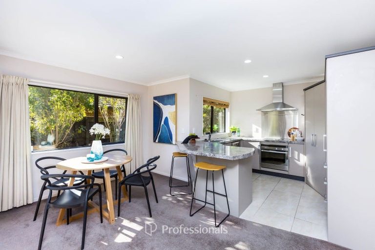 Photo of property in 17 Aragon Grove, Kingsley Heights, Upper Hutt, 5018