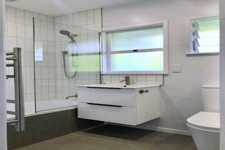 Photo of property in 1/5 Roberts Avenue, Bayswater, Auckland, 0622