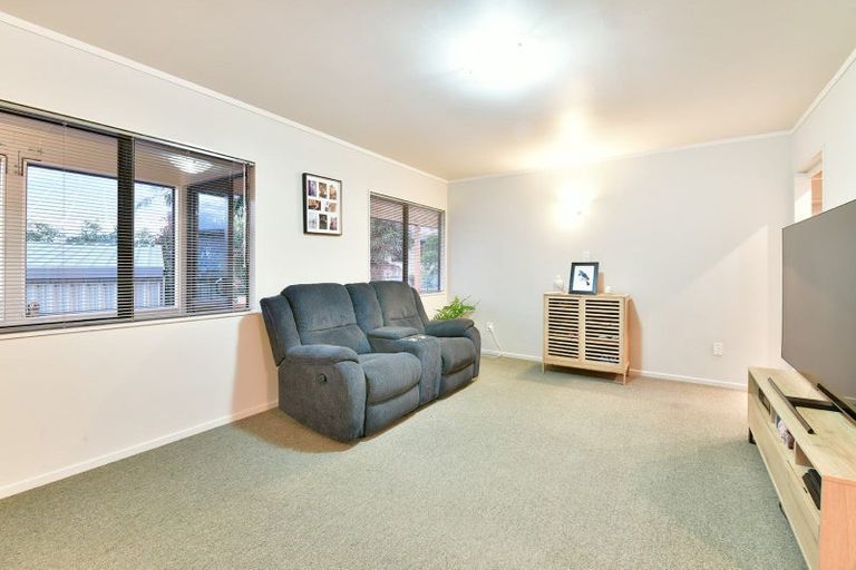 Photo of property in 15b Pacific Parade, Army Bay, Whangaparaoa, 0930