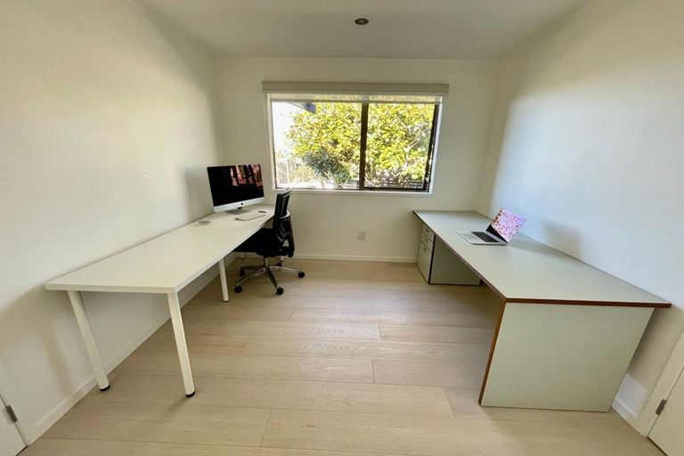 Photo of property in 2 Trias Road, Totara Vale, Auckland, 0629