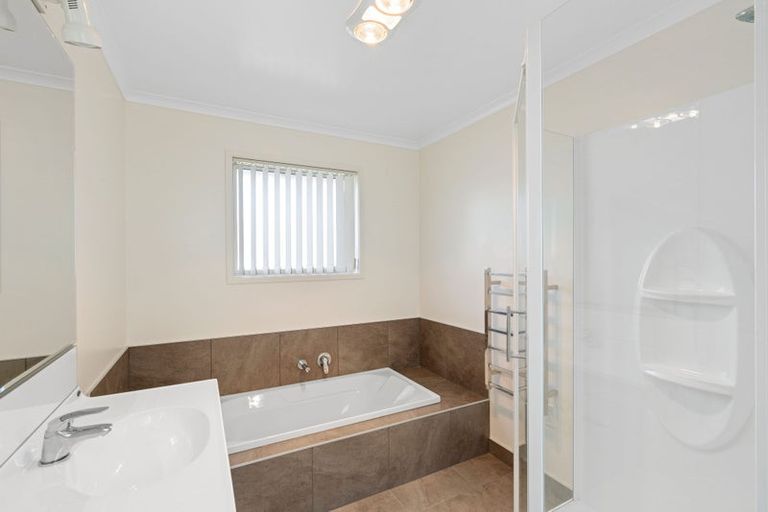 Photo of property in 4a Queenwood Road, Levin, 5510