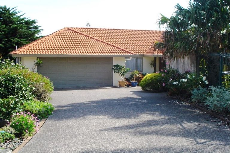 Photo of property in 34 Gillett Place, Botany Downs, Auckland, 2014