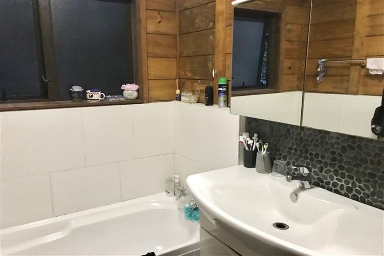 Photo of property in 1/9 Reynolds Place, Torbay, Auckland, 0630