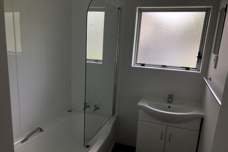 Photo of property in 2/388 Te Atatu Road, Te Atatu Peninsula, Auckland, 0610