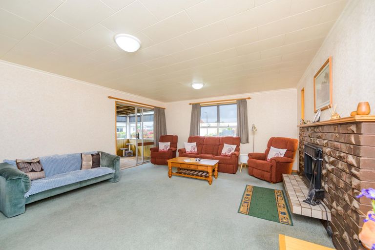 Photo of property in 10 Forbes Place, Kelvin Grove, Palmerston North, 4414