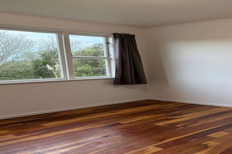 Photo of property in 147 Ruskin Road, Newlands, Wellington, 6037