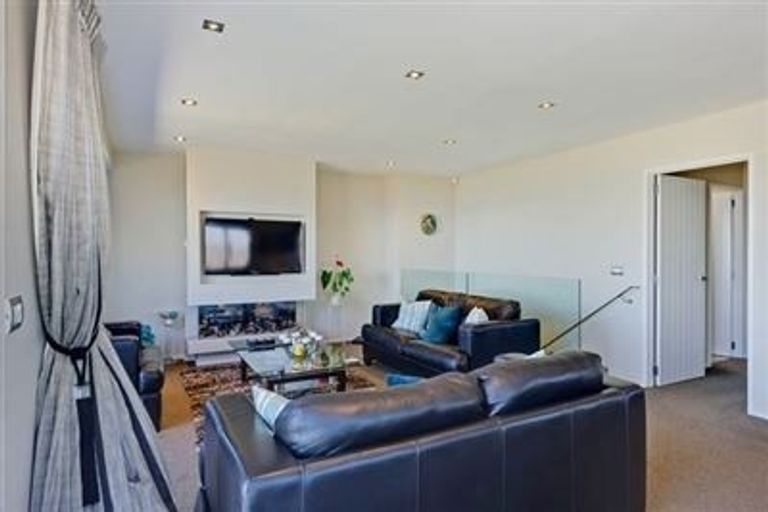 Photo of property in 2/91 Aberdeen Road, Castor Bay, Auckland, 0620