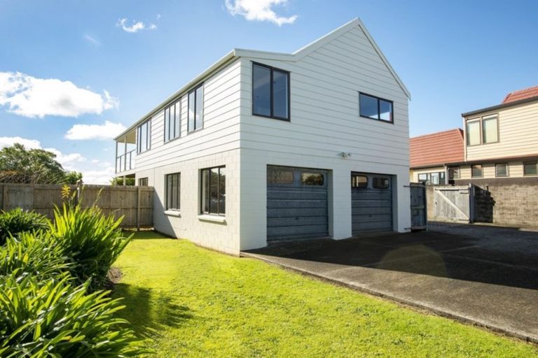 Photo of property in 85 Kiwi Esplanade, Mangere Bridge, Auckland, 2022