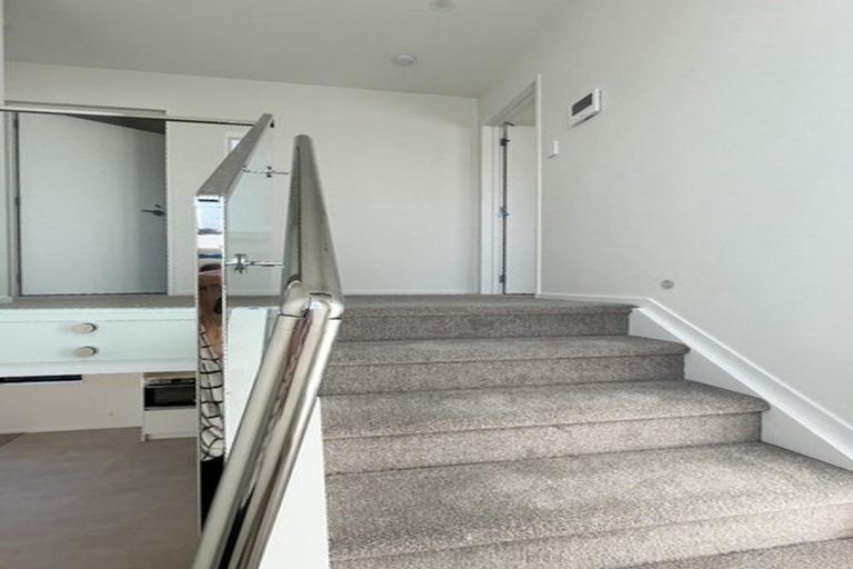Photo of property in 10/535 Swanson Road, Ranui, Auckland, 0612