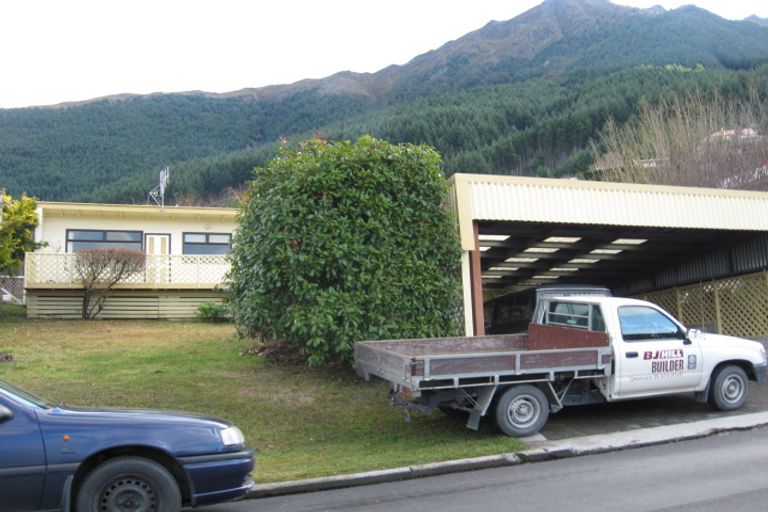 Photo of property in 14 Wynyard Crescent, Fernhill, Queenstown, 9300