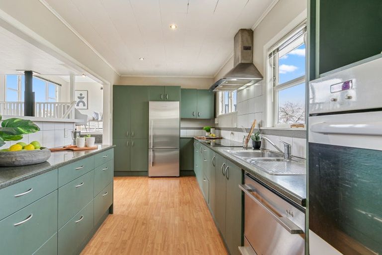 Photo of property in 32 Bellringer Crescent, Newlands, Wellington, 6037