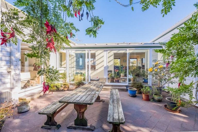 Photo of property in 7 Te Whiti Grove, Korokoro, Lower Hutt, 5012