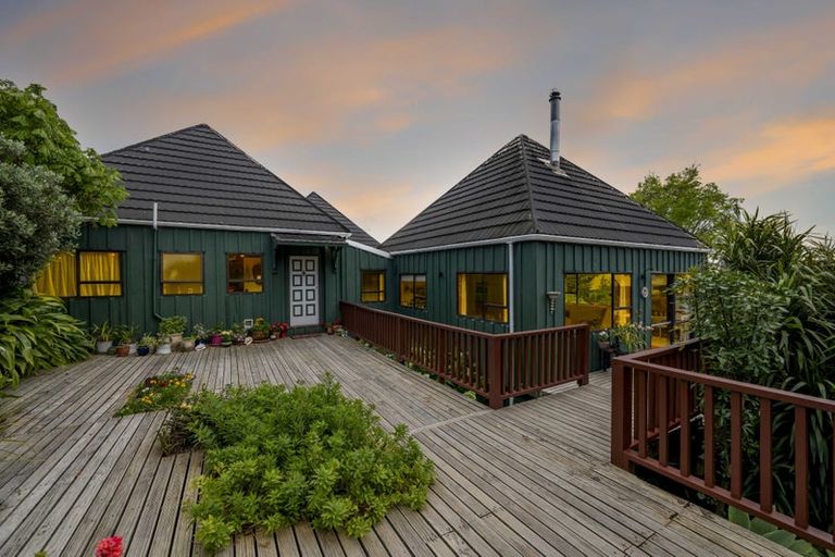 Photo of property in 48 Pokapu Street, Titirangi, Auckland, 0600