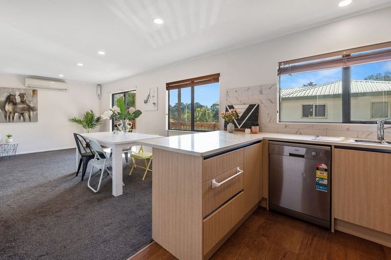 Photo of property in 1/1018 East Coast Road, Fairview Heights, Auckland, 0630