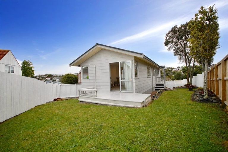 Photo of property in 1/17 Athena Drive, Totara Vale, Auckland, 0629