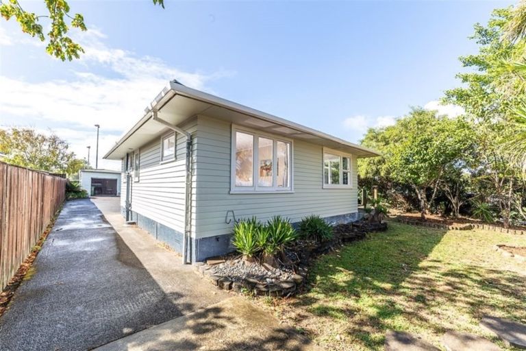 Photo of property in 3 Tamariki Avenue, Kelston, Auckland, 0602