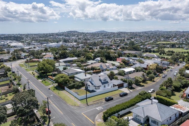 Photo of property in 86 Astley Avenue, New Lynn, Auckland, 0600