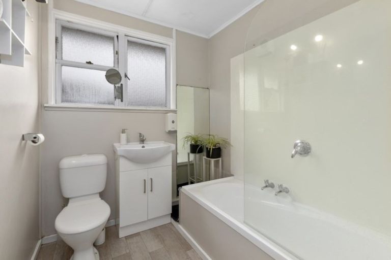 Photo of property in 393 Cambridge Terrace, Naenae, Lower Hutt, 5011