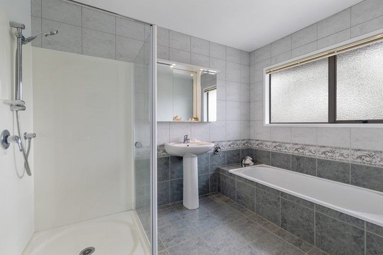 Photo of property in 1/517 Beach Road, Murrays Bay, Auckland, 0630