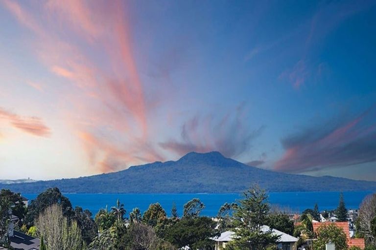 Photo of property in 86 Parr Terrace, Castor Bay, Auckland, 0620