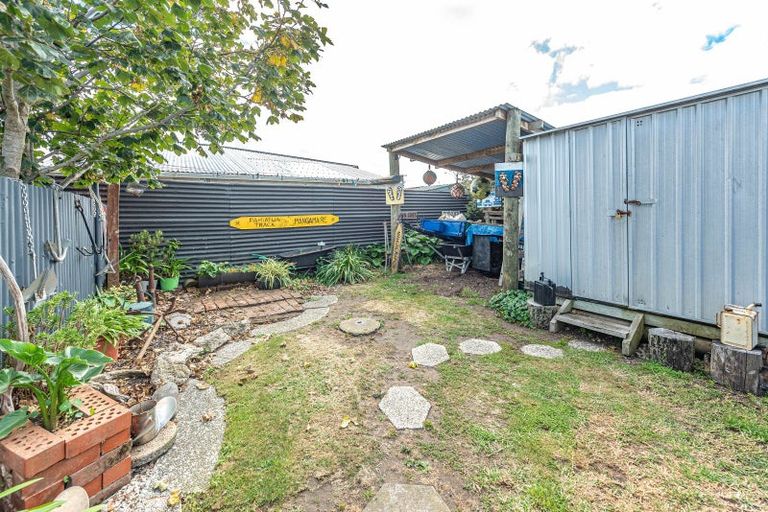 Photo of property in 102 Hinau Street, Castlecliff, Whanganui, 4501