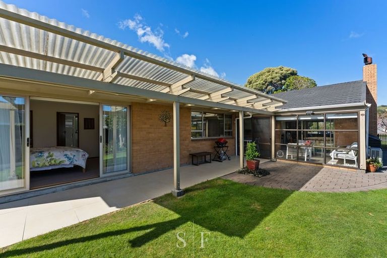 Photo of property in 15 Fleetwood Grove, Waikanae, 5036