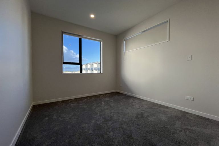 Photo of property in 31 Kuaha Road, Massey, Auckland, 0614