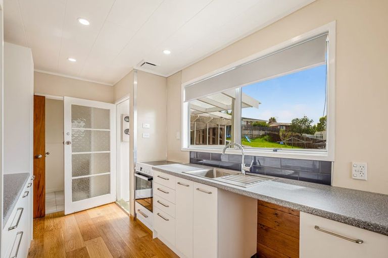 Photo of property in 27 Temuri Place, Glendene, Auckland, 0602