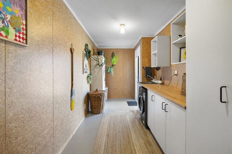 Photo of property in 16 Chestnut Close, Kelvin Grove, Palmerston North, 4414