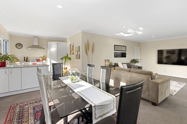 Photo of property in 49a Lyndfield Lane, Newlands, Wellington, 6037