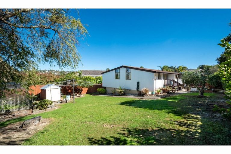 Photo of property in 60 Glenbervie Crescent, Massey, Auckland, 0614