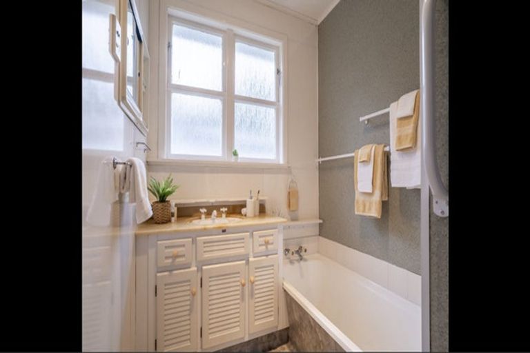 Photo of property in 3 South Street, Tawa, Wellington, 5028