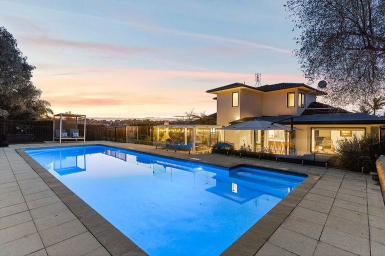 Photo of property in 6 Liston Crescent, Cockle Bay, Auckland, 2014