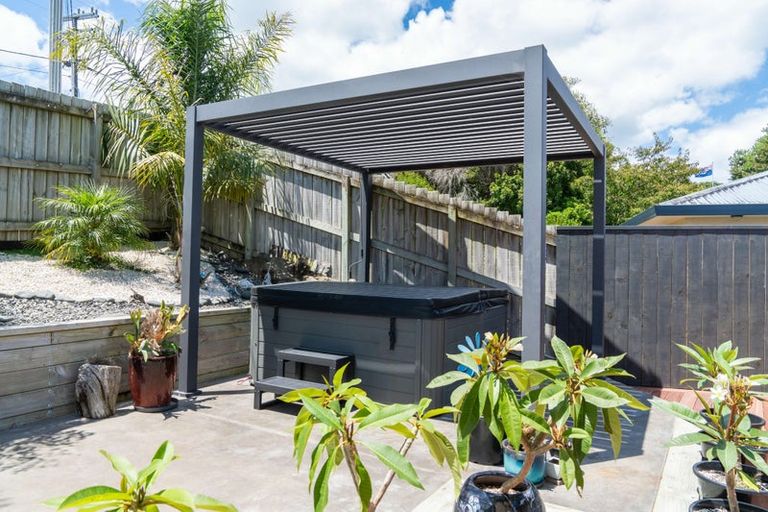 Photo of property in 36 Moffat Road, Red Beach, 0932