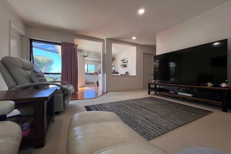 Photo of property in 3 Javelin Place, West Harbour, Auckland, 0618
