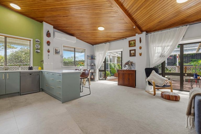 Photo of property in 2/84 West Coast Road, Glen Eden, Auckland, 0602