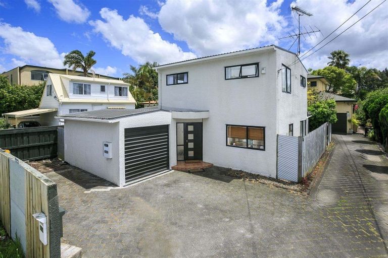 Photo of property in 1/15 Ocean View Road, Hillcrest, Auckland, 0627