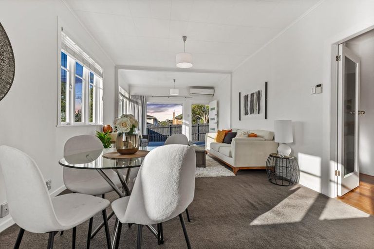 Photo of property in 21 Islington Avenue, New Lynn, Auckland, 0600