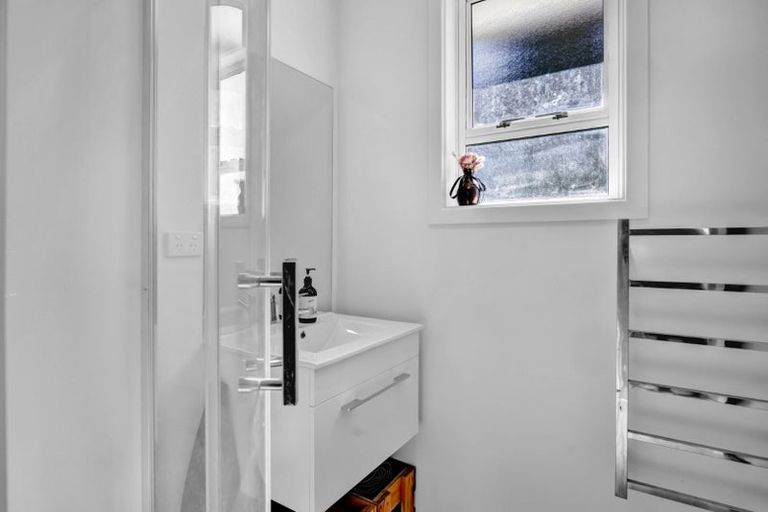 Photo of property in 25 Simons Street, Moturoa, New Plymouth, 4310