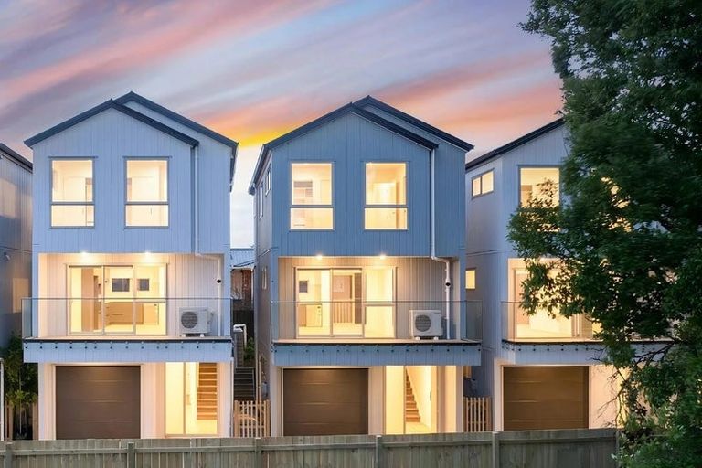 Photo of property in 26e Trojan Crescent, New Lynn, Auckland, 0600