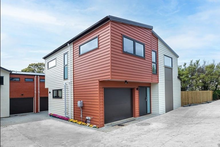Photo of property in 41 Golf Road, New Lynn, Auckland, 0600