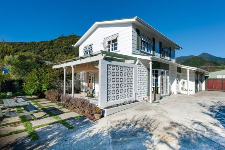 Photo of property in 42a Devon Street, Picton, 7220