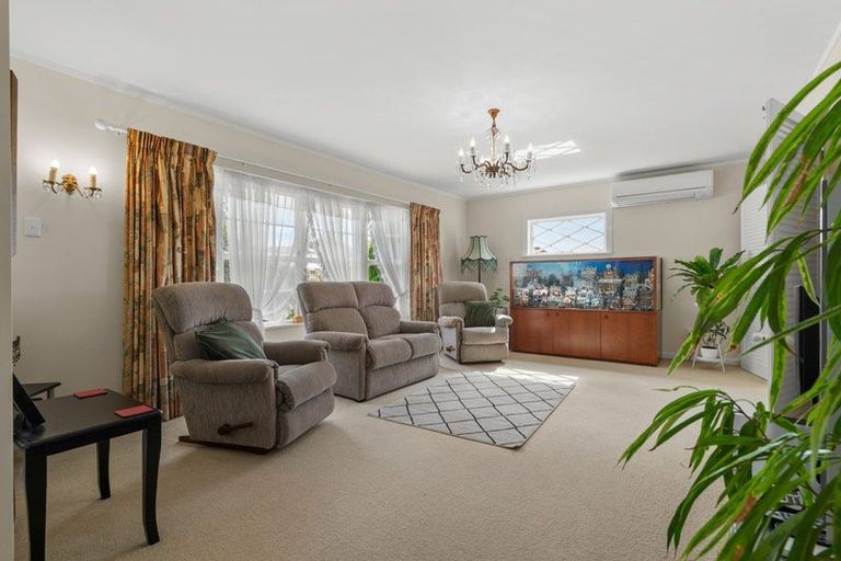 Photo of property in 27 Miro Road, Mangere Bridge, Auckland, 2022