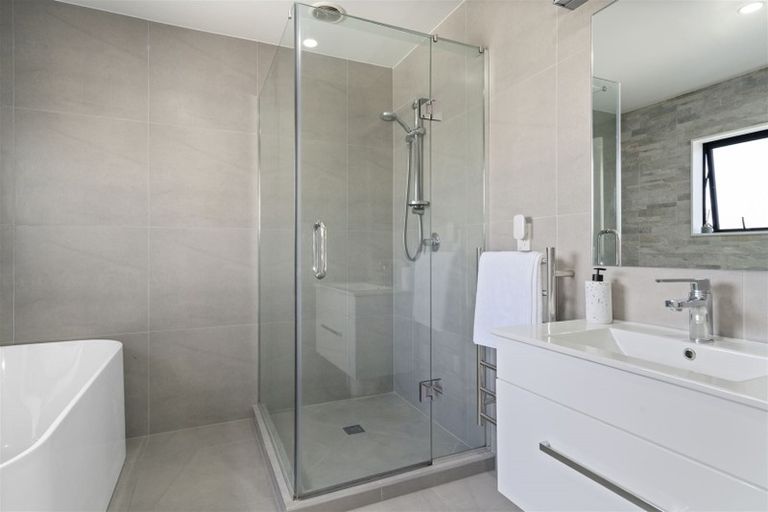 Photo of property in 7a Halcombe Place, Green Bay, Auckland, 0604