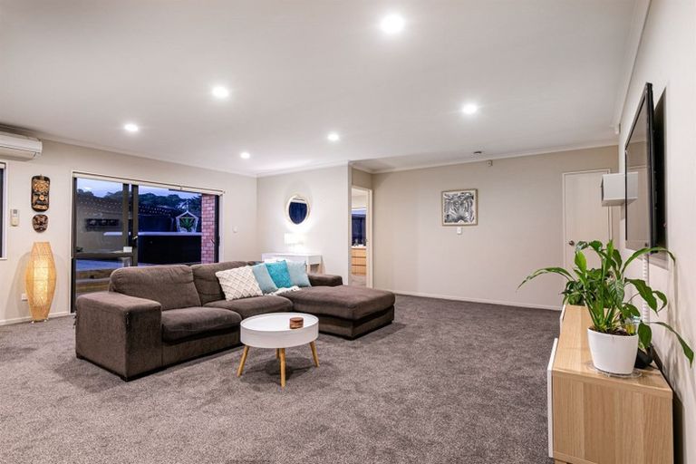 Photo of property in 22 Bradnor Meadows Drive, Swanson, Auckland, 0612