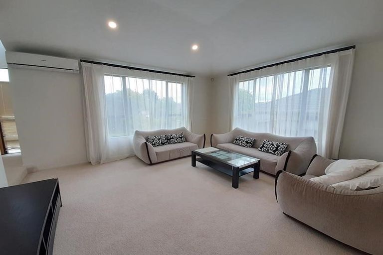 Photo of property in 17 Crimson Park, Oteha, Auckland, 0632